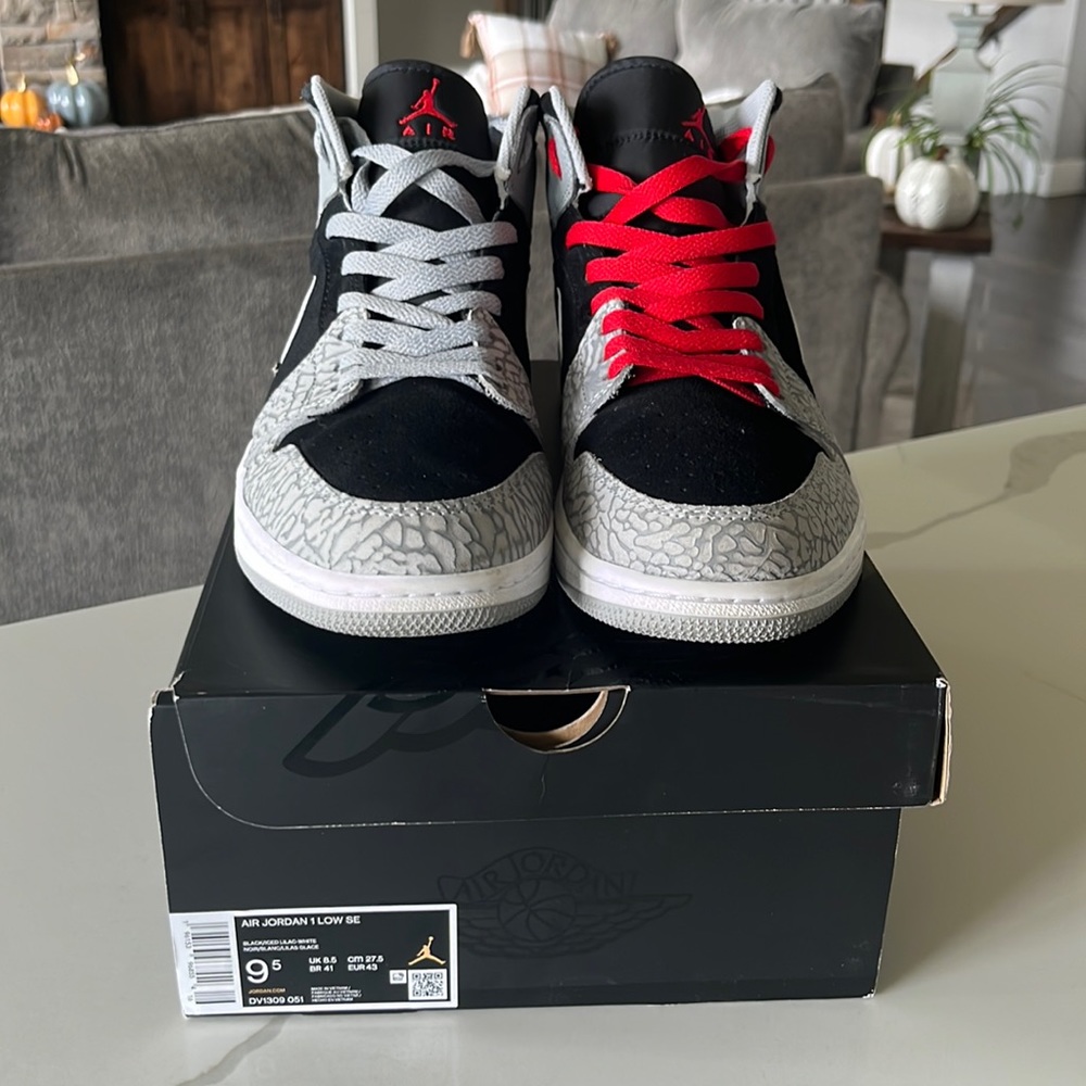 Air Jordan 1 Mid SE - Size 9.5